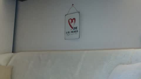 12ennie online show from September 19, 2025, 6:04 am