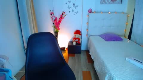 Snapshot of 19vanee chatting on February 13, 2025, 3:35 pm stef read my description online show from February 13, 2025, 3:35 pm