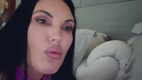 Onna online show from February 15, 2026, 7:51 am