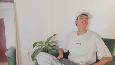 Snapshot of 1threestar chatting on October 24, 2025, 12:45 pm 1Threestar online show from October 24, 2025, 12:45 pm