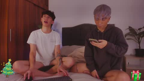 Snapshot of 2gays_1straight chatting on December 19, 2024, 10:21 pm David and Yoel online show from December 19, 2024, 10:21 pm