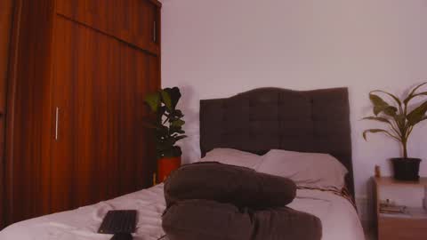 Snapshot of 2gays_1straight chatting on February 3, 2025, 6:49 pm David and Yoel online show from February 3, 2025, 6:49 pm
