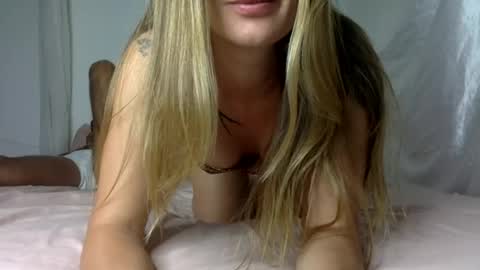 MoonLove online show from August 8, 2026, 9:39 pm