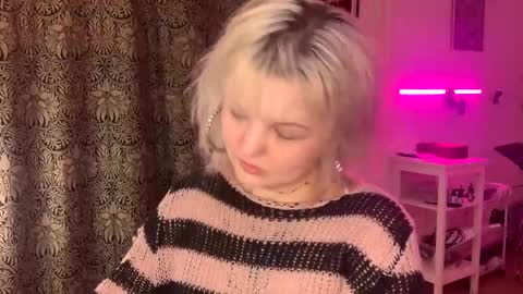 Snapshot of 80s_brat chatting on January 7, 2025, 2:20 am Ivy online show from January 7, 2025, 2:20 am