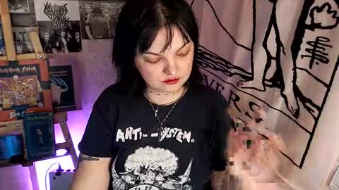 Snapshot of 80s_brat chatting on October 19, 2025, 6:30 pm Ivy online show from October 19, 2025, 6:30 pm