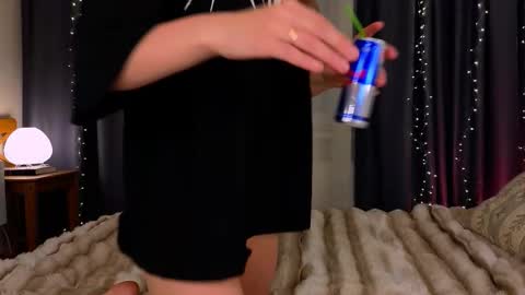 Snapshot of _a_n_n_y_ chatting on February 4, 2026, 10:15 pm Willow online show from February 4, 2026, 10:15 pm