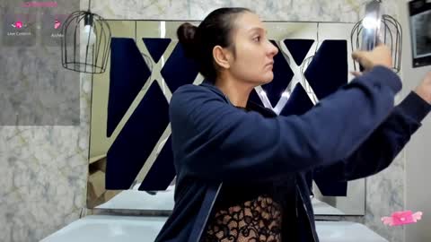 Snapshot of _alaia_collway_ chatting on December 5, 2024, 11:49 am Alaia online show from December 5, 2024, 11:49 am