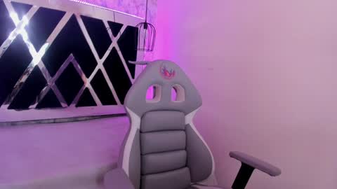 Snapshot of _alaia_collway_ chatting on February 3, 2025, 2:45 pm Alaia online show from February 3, 2025, 2:45 pm