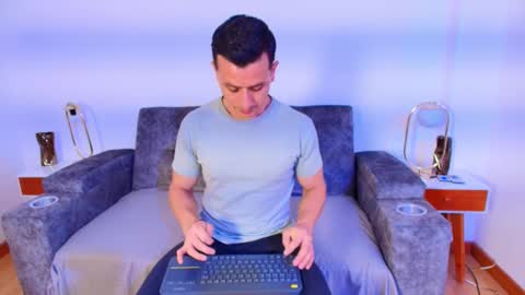 Snapshot of _andrewfalcon2 chatting on September 28, 2025, 1:05 pm _andrewfalcon2 online show from September 28, 2025, 1:05 pm