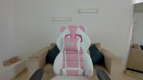    online show from November 4, 2025, 1:32 pm