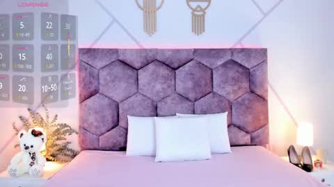 _aurora_collins_ online show from February 4, 2026, 12:22 pm