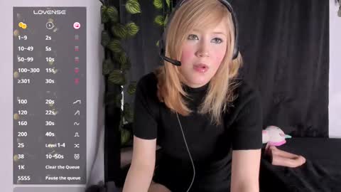 _avril_moore_ online show from February 25, 2025, 3:42 am