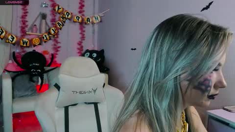 Bella online show from October 31, 2025, 8:43 pm