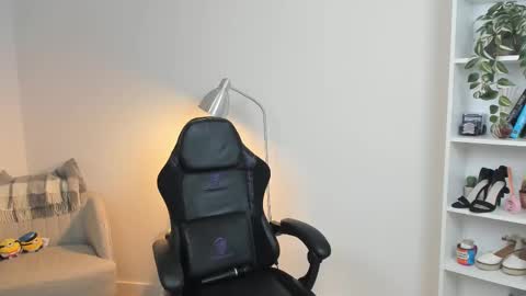 Bella Evans online show from February 14, 2025, 12:03 pm