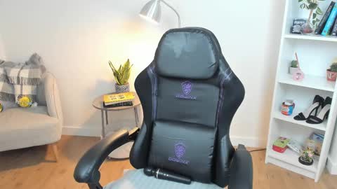 Bella Evans online show from March 10, 2025, 11:42 am