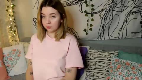 Snapshot of _blonde_barbie_ chatting on October 16, 2025, 1:23 pm Elizabeth online show from October 16, 2025, 1:23 pm