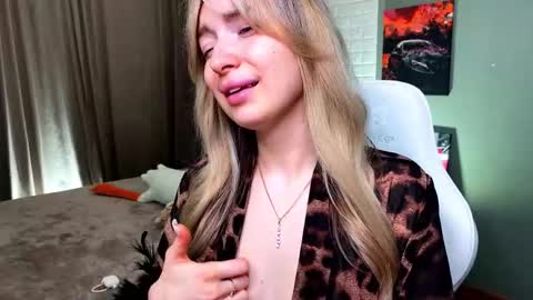 _crystal_moon_1 online show from March 3, 2026, 10:59 pm