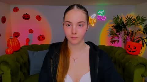 Erika online show from November 2, 2025, 8:11 pm