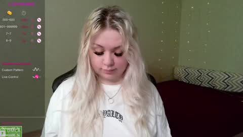 Snapshot of _elven_dreams__ chatting on December 21, 2024, 8:18 am chloue and Gretta online show from December 21, 2024, 8:18 am