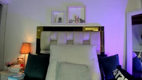 Isabella online show from March 5, 2026, 12:12 pm