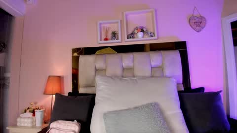 Isabella online show from April 22, 2026, 12:07 pm