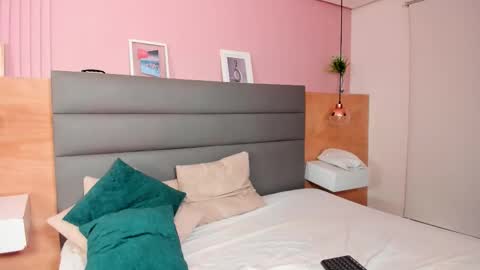 Emma online show from December 22, 2025, 4:20 am