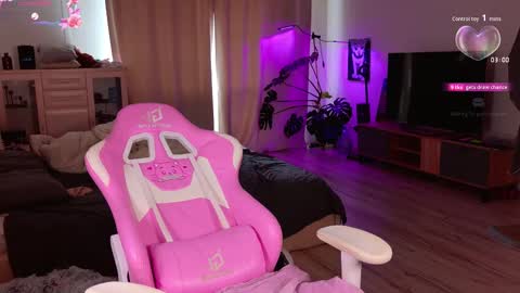 Mia  online show from September 13, 2025, 5:29 am