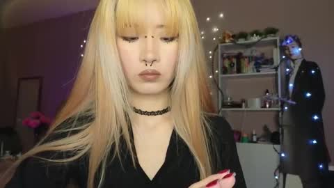 EveEva online show from December 4, 2025, 12:53 am