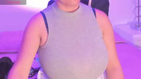 bigboobs evelyn online show from December 10, 2024, 3:30 am
