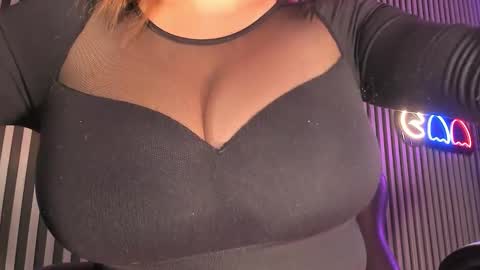 bigboobs evelyn online show from January 26, 2025, 3:27 am