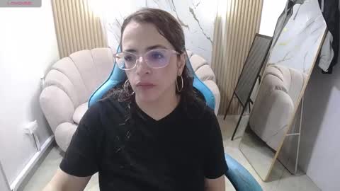 Snapshot of _evoni_b chatting on October 5, 2025, 12:14 pm  evoni  online show from October 5, 2025, 12:14 pm