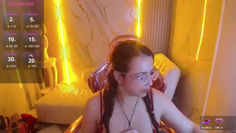 Snapshot of _evoni_b chatting on October 7, 2025, 12:57 pm  evoni  online show from October 7, 2025, 12:57 pm