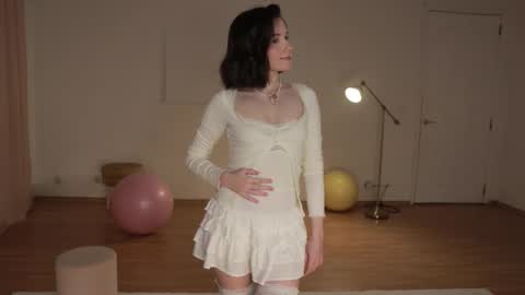 Snapshot of _female_essence_ chatting on October 10, 2025, 2:27 pm Essie online show from October 10, 2025, 2:27 pm