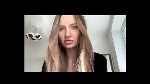 Snapshot of _florianika_ chatting on September 22, 2025, 11:56 am Flawori online show from September 22, 2025, 11:56 am