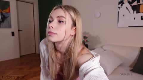 Snapshot of _hidden_gem_ chatting on January 18, 2025, 4:10 pm Laura online show from January 18, 2025, 4:10 pm