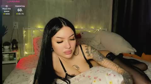 Jess blond and Leila brunette online show from April 12, 2026, 7:35 am