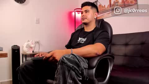 _juanes__ online show from December 21, 2025, 11:01 pm