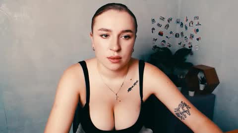 Snapshot of _julianaini_ chatting on November 12, 2025, 10:04 am Jolia online show from November 12, 2025, 10:04 am