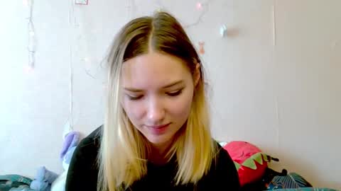 _kikiclark_ online show from September 19, 2025, 9:11 am