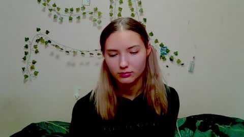 _kikiclark_ online show from November 22, 2025, 5:56 pm