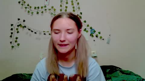 _kikiclark_ online show from November 23, 2025, 8:52 pm