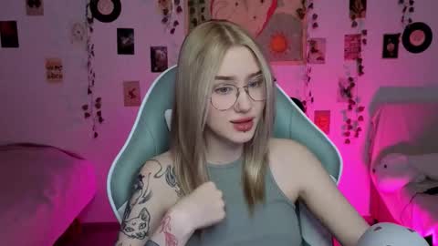 _kitekat_ online show from November 13, 2025, 12:37 pm