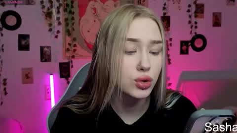 _kitekat_ online show from November 20, 2025, 10:04 am