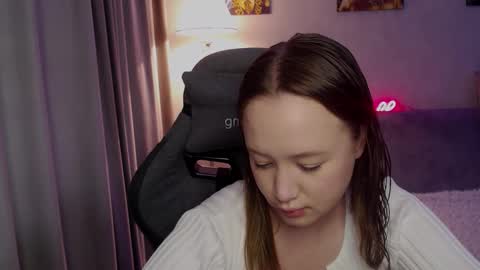 _lalune_ online show from September 18, 2025, 5:31 am