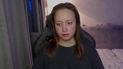 _lalune_ online show from September 21, 2025, 5:58 pm