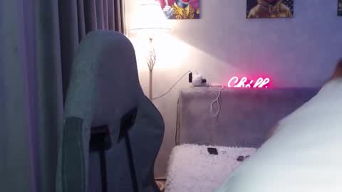 _lalune_ online show from November 18, 2025, 3:05 pm