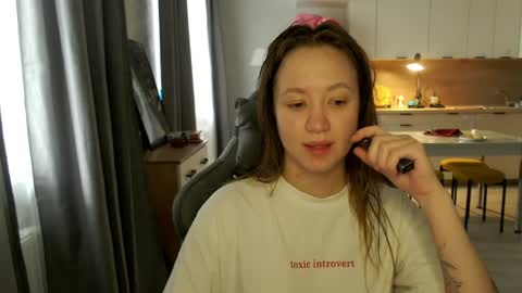 _lalune_ online show from April 23, 2026, 10:25 am