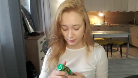 _lalune_ online show from April 29, 2026, 10:52 am