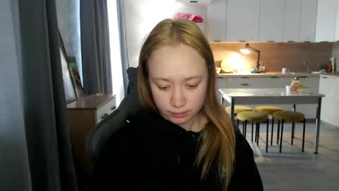 _lalune_ online show from May 3, 2026, 4:07 am