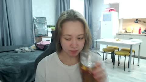 _lalune_ online show from May 4, 2026, 11:17 am